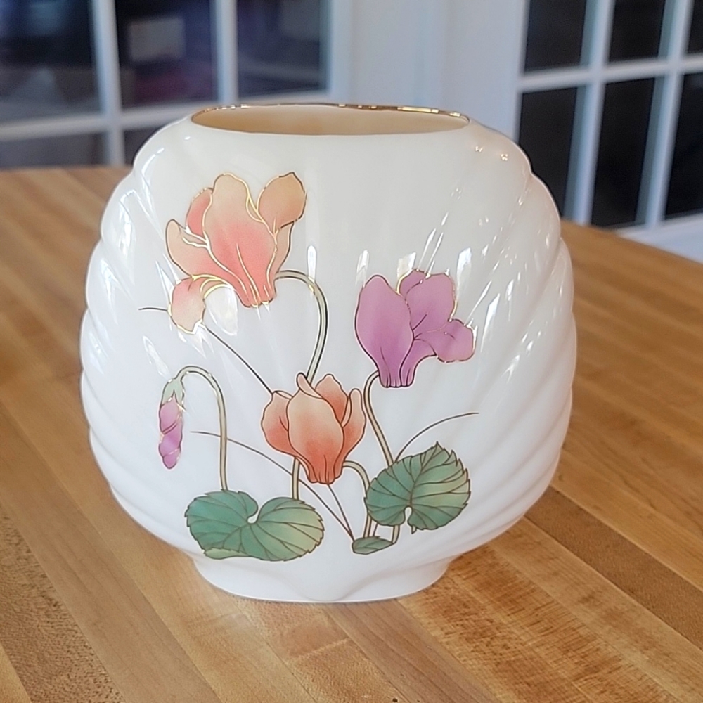 Vintage Fine China Japan Floral clam scalloped Vase
